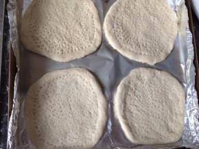 并用叉子在面饼上打上孔