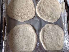 并用叉子在面饼上打上孔