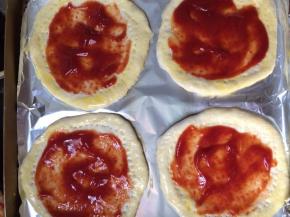 将番茄酱涂在面饼上