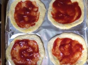 将番茄酱涂在面饼上