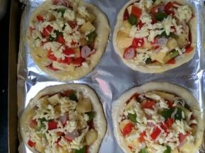 撒上青椒、红椒、肉蟹棒