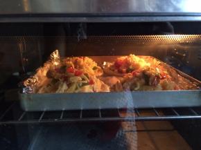 上面再撒一层芝士，烤箱先预热至200度 进炉烤12分钟左右