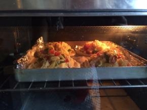 上面再撒一层芝士，烤箱先预热至200度 进炉烤12分钟左右