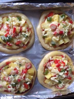 再取出略撒一些芝士 再进炉烤3分钟左右即可