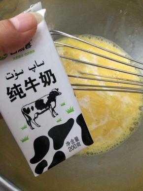 将鸡蛋打进盘子里，加入适量的糖