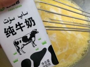 将鸡蛋打进盘子里，加入适量的糖