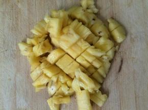 将菠萝用盐水浸泡后切碎