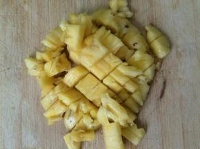 将菠萝用盐水浸泡后切碎