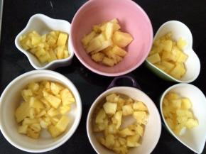 码入菠萝至碗里