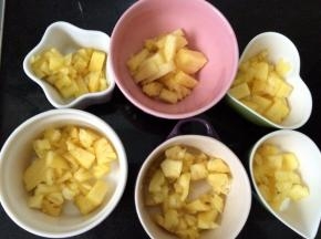 码入菠萝至碗里