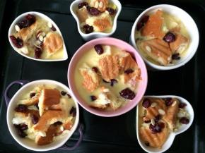 周时预热烤箱至200度，并将烤碗放至烤盘里烤箱预热至200度，烤15分钟左右，鸡蛋液凝固即可