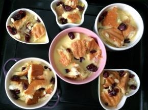 周时预热烤箱至200度，并将烤碗放至烤盘里烤箱预热至200度，烤15分钟左右，鸡蛋液凝固即可