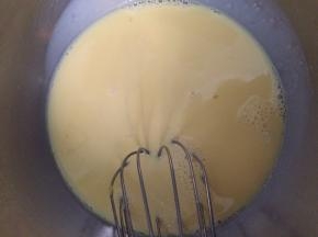 用手抽打发一下，静止15分钟，也可以过筛一下