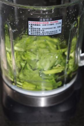 然后放进破壁机里，加入适量的清水，打成汁，待用