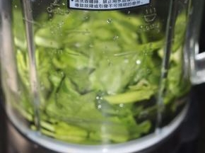 然后放进破壁机里，加入适量的清水，打成汁，待用