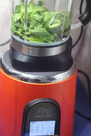 将2个鸡蛋打进破壁机里 加入适量的盐、面粉