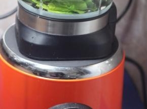 将2个鸡蛋打进破壁机里 加入适量的盐、面粉