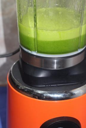 启动破壁机，使用DIY8键，拌成无颗粒的面糊，静止半小时再用