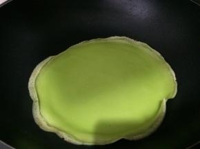 在平底锅底涂上油，倒入三勺面糊