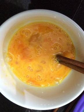 将1个鸡蛋加适量的盐在碗里打发