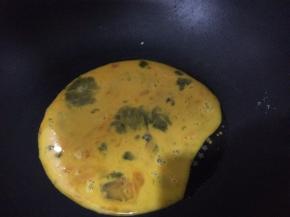 起油锅，倒入鸡蛋摊成饼状