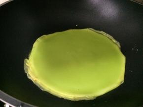 加入之前煎好的菠菜汁饼