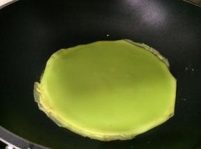 加入之前煎好的菠菜汁饼