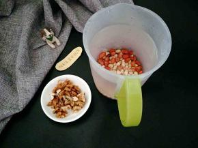 把核桃取出，花生黄豆浸泡6小时。