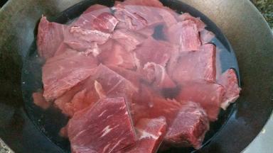 锅里放水和牛肉，除血水