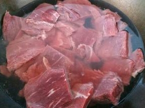 锅里放水和牛肉，除血水