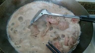 煮开后再煮三到五分钟，捞起来冲洗干净