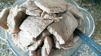 冲干净表面浮沫，沥干水