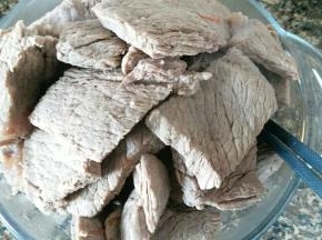 冲干净表面浮沫，沥干水