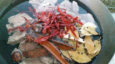 牛肉和洗干净的调料一起加适量纯净水煮