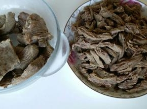 煮了20分钟后关火，把肉夹出来