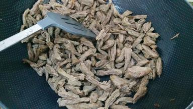 不粘锅里放入油，下牛肉去炒