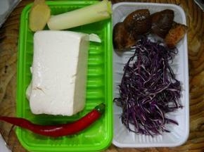 准备好水嫩豆腐、香菇、大葱、生姜。