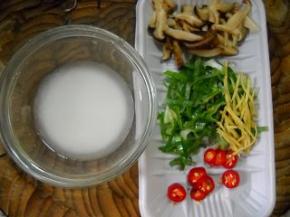 香菇、生姜、大葱、红椒分别洗净切好；淀粉用水调匀备用。