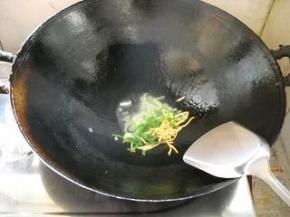 锅中油热，爆香葱姜；倒入香菇炒匀。