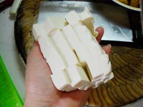 豆腐用水冲一下，切小块。