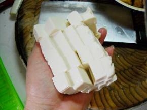 豆腐用水冲一下，切小块。