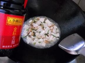 加入盐、生抽，调好味。