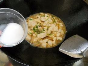 淋入淀粉汁，充分糊化后，颠匀。