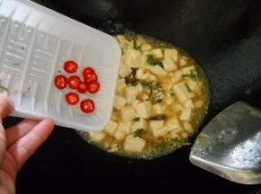 加入红椒，断生即可盛入盘中。