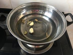 姜蒜放锅里加适量一些水放灶上煮开