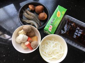 首先我们先把自己要吃的材料洗净配好，火锅底料实际只用了半袋