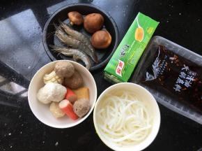 首先我们先把自己要吃的材料洗净配好，火锅底料实际只用了半袋