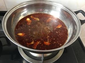 煮开之后加入半袋火锅底料继续煮五分钟稍微煮出香味