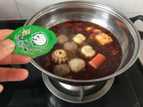 改中火加入一块浓汤宝味道更鲜一些，把丸子直到煮熟
