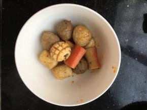 煮熟的丸子捞出来放在一个容器里面